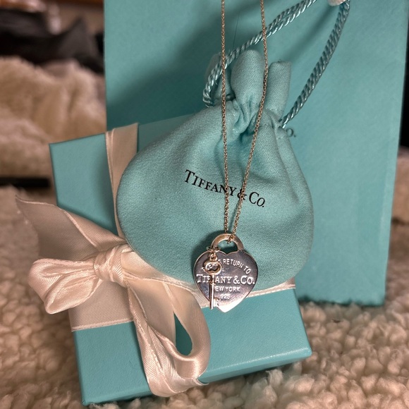 Authentic Tiffany & Co. Silver Heart Stamped Pendant and Key Necklace. - Picture 12 of 16